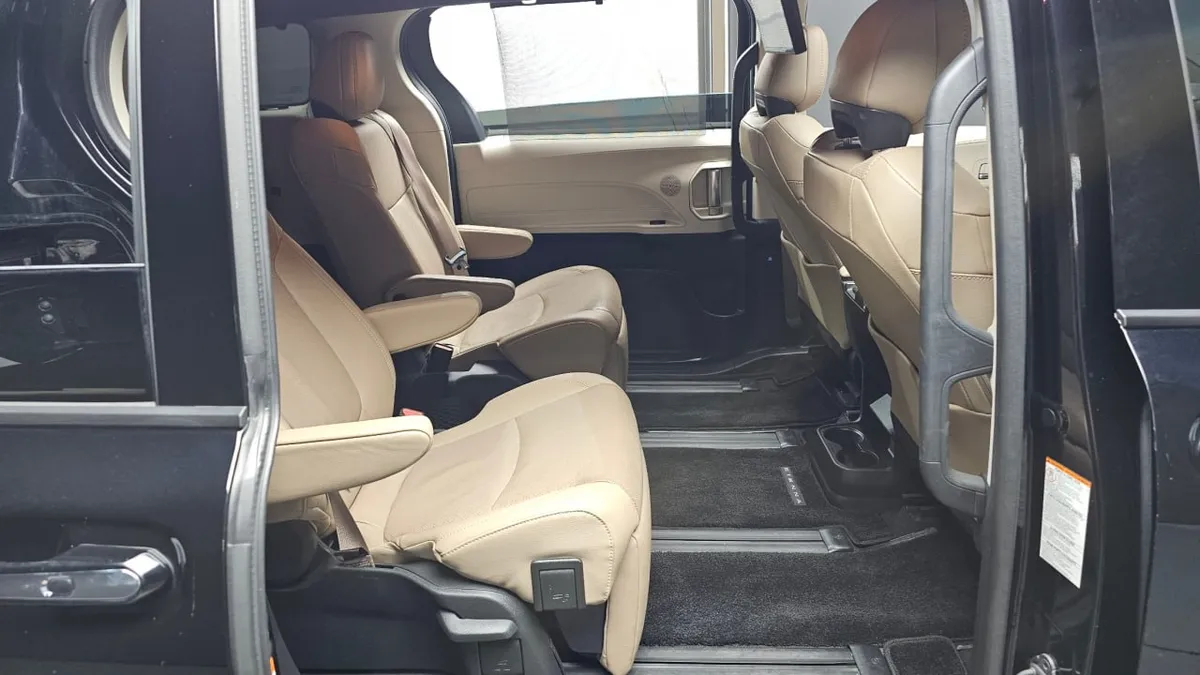 TOYOTA SIENNA 2023