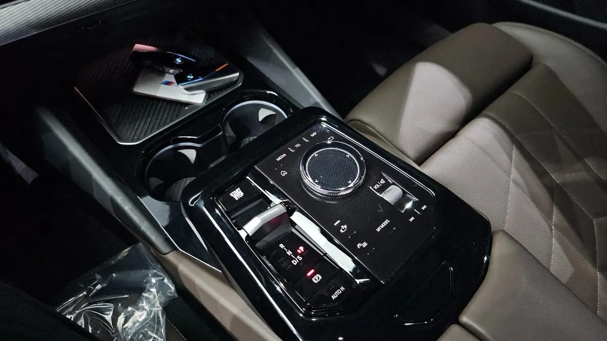 BMW 5- 2023