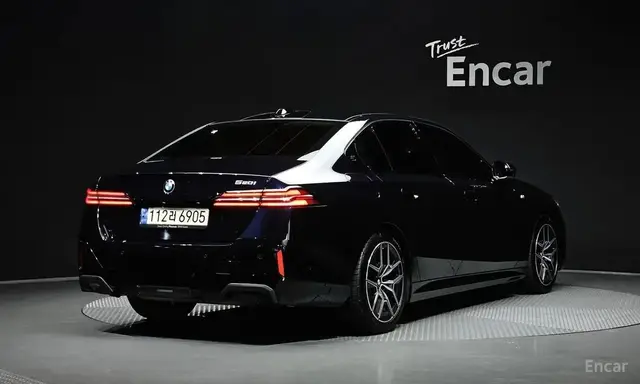 BMW 5- 2023