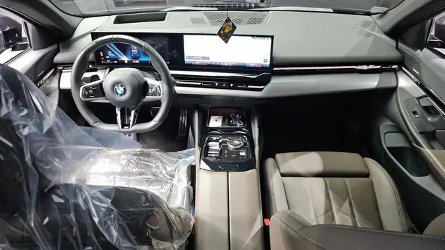 BMW 5- 2023