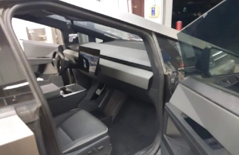 TESLA CYBERTRUCK ПАНОРАМНЫЙ СТЕКЛЯННЫЙ ПОТОЛОК АВТОПИЛОТ ОГРОМНЫЙ ЦЕНТРАЛЬНЫЙ СЕНСОРНЫЙ ЭКРАН 18.5 РОЗЕТОЧНЫЕ ВЫХОДЫ 2026
