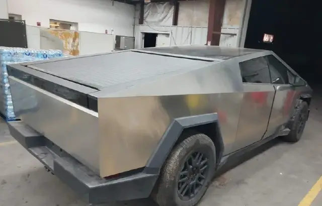 TESLA CYBERTRUCK ПАНОРАМНЫЙ СТЕКЛЯННЫЙ ПОТОЛОК АВТОПИЛОТ ОГРОМНЫЙ ЦЕНТРАЛЬНЫЙ СЕНСОРНЫЙ ЭКРАН 18.5 РОЗЕТОЧНЫЕ ВЫХОДЫ 2026