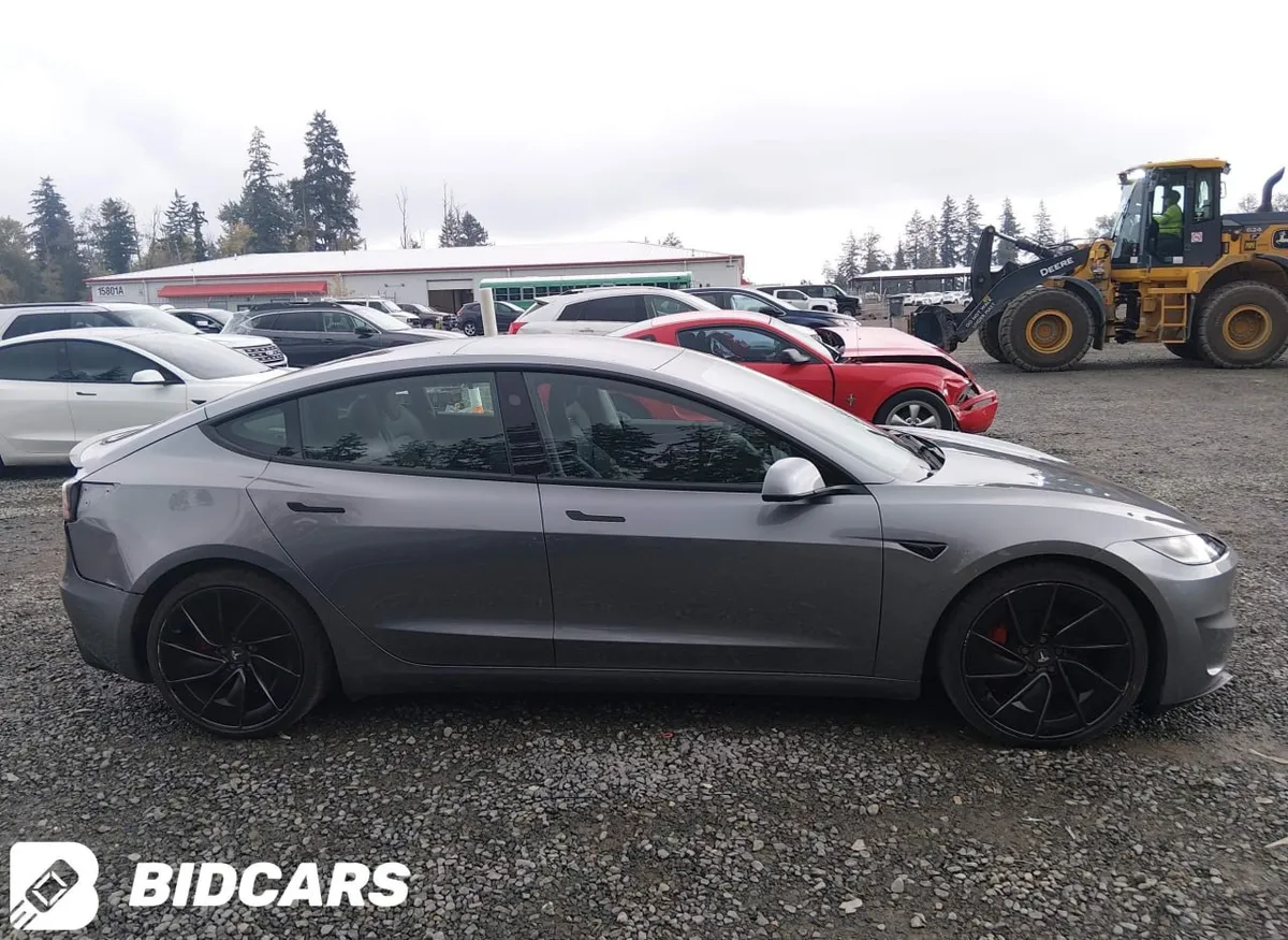 TESLA MODEL 3 2024