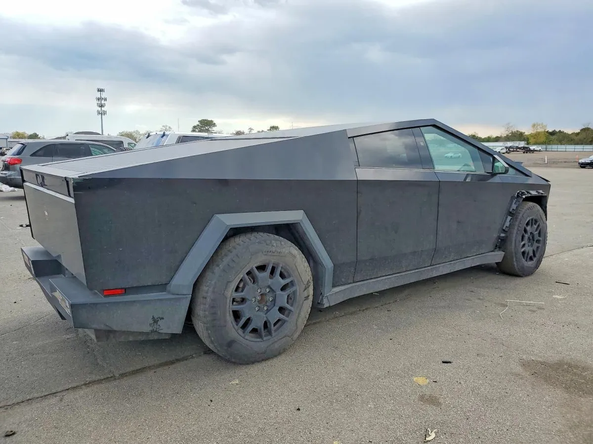 TESLA CYBERTRUCK 2024