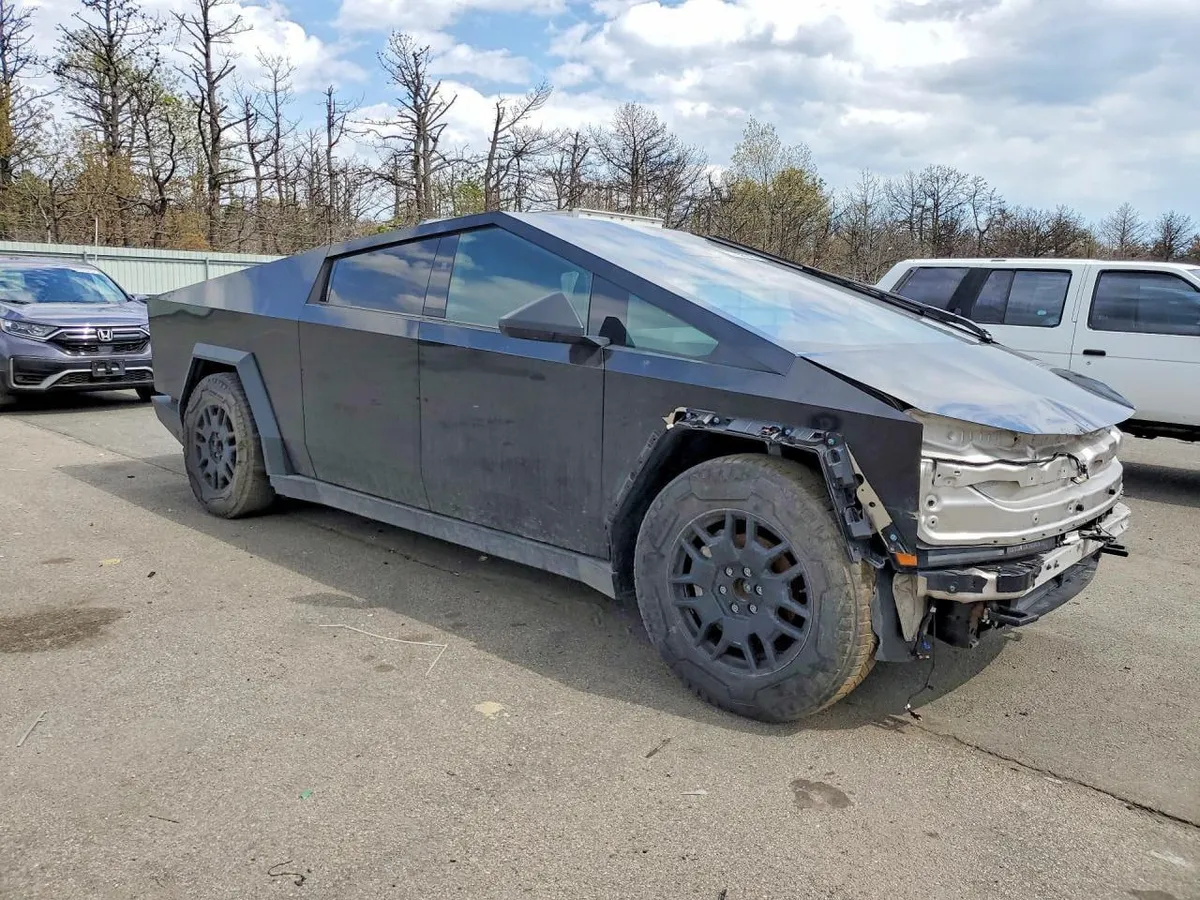 TESLA CYBERTRUCK 2024