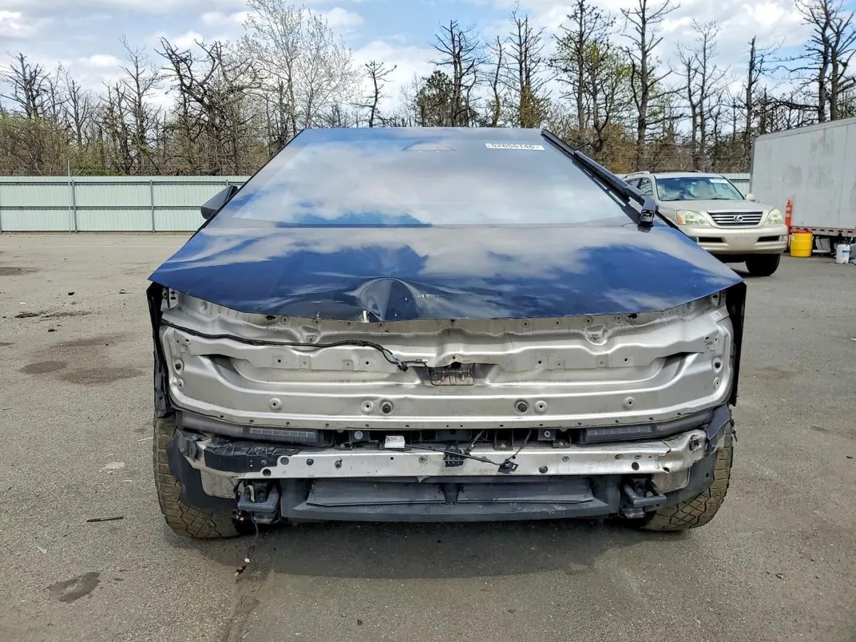 TESLA CYBERTRUCK 2024