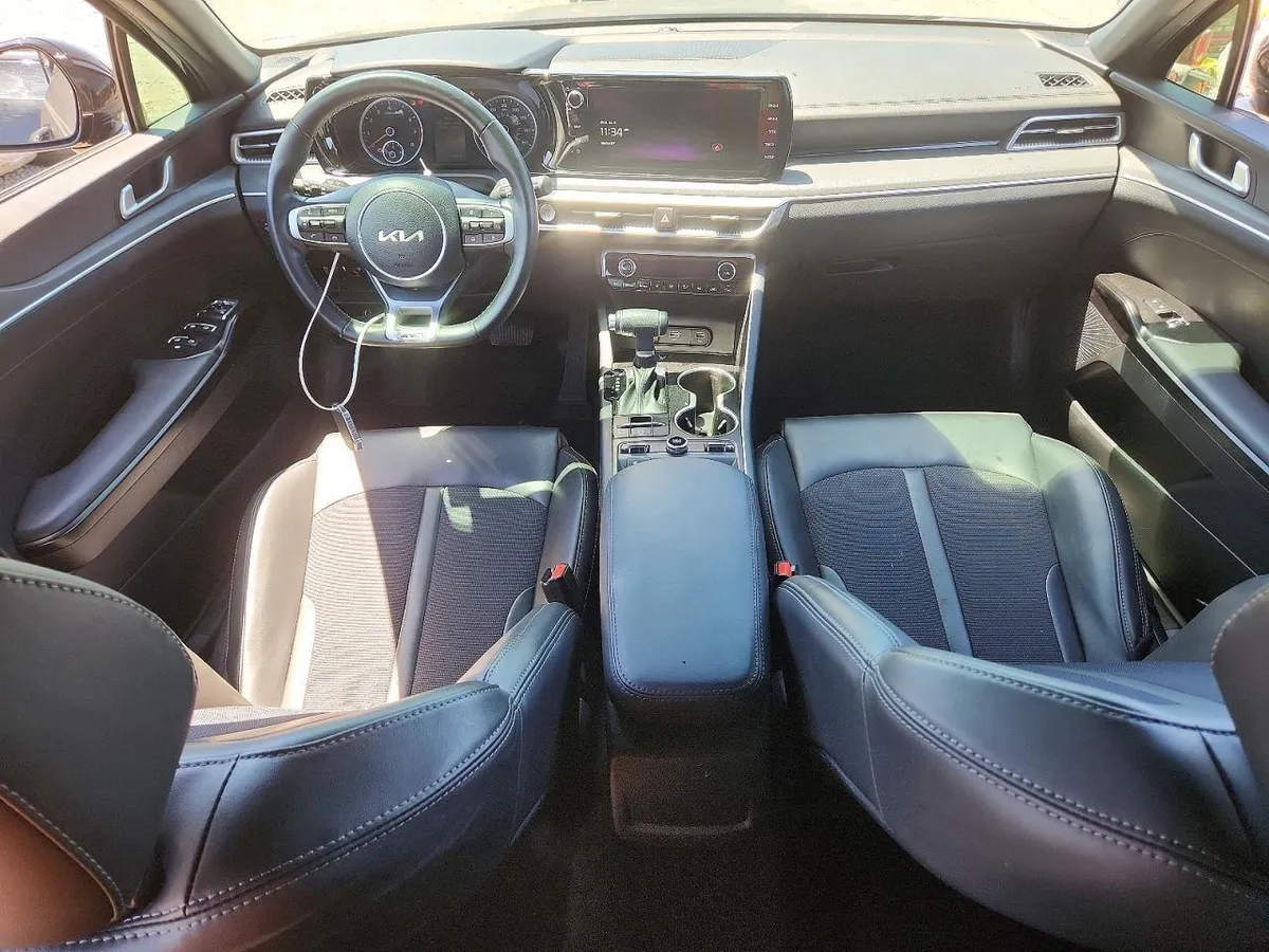 KIA K5 ПАНОРАМНАЯ КРЫША СПОРТИВНЫЙ ДИЗАЙН СОВРЕМЕННЫЕ ТЕХНОЛОГИИ 2023