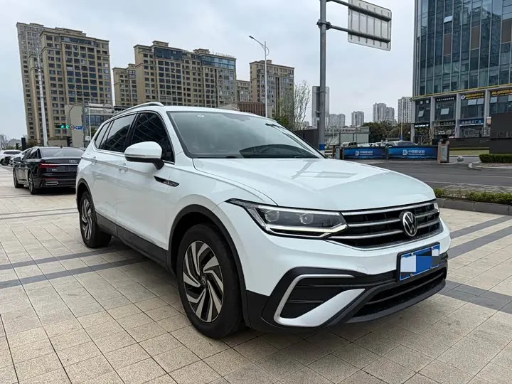 VOLKSWAGEN TIGUAN L ПРОБЕГ 40 000 КМ ДЛЯ 2023 ГОДА ЭТО ОТЛИЧНЫЙ ПОКАЗАТЕЛЬ ДВИГАТЕЛЬ ТОЛЬКО РАЗОГРЕЛСЯ 2023