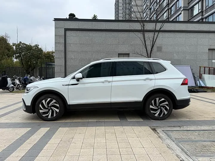 VOLKSWAGEN TIGUAN L ПРОБЕГ 40 000 КМ ДЛЯ 2023 ГОДА ЭТО ОТЛИЧНЫЙ ПОКАЗАТЕЛЬ ДВИГАТЕЛЬ ТОЛЬКО РАЗОГРЕЛСЯ 2023
