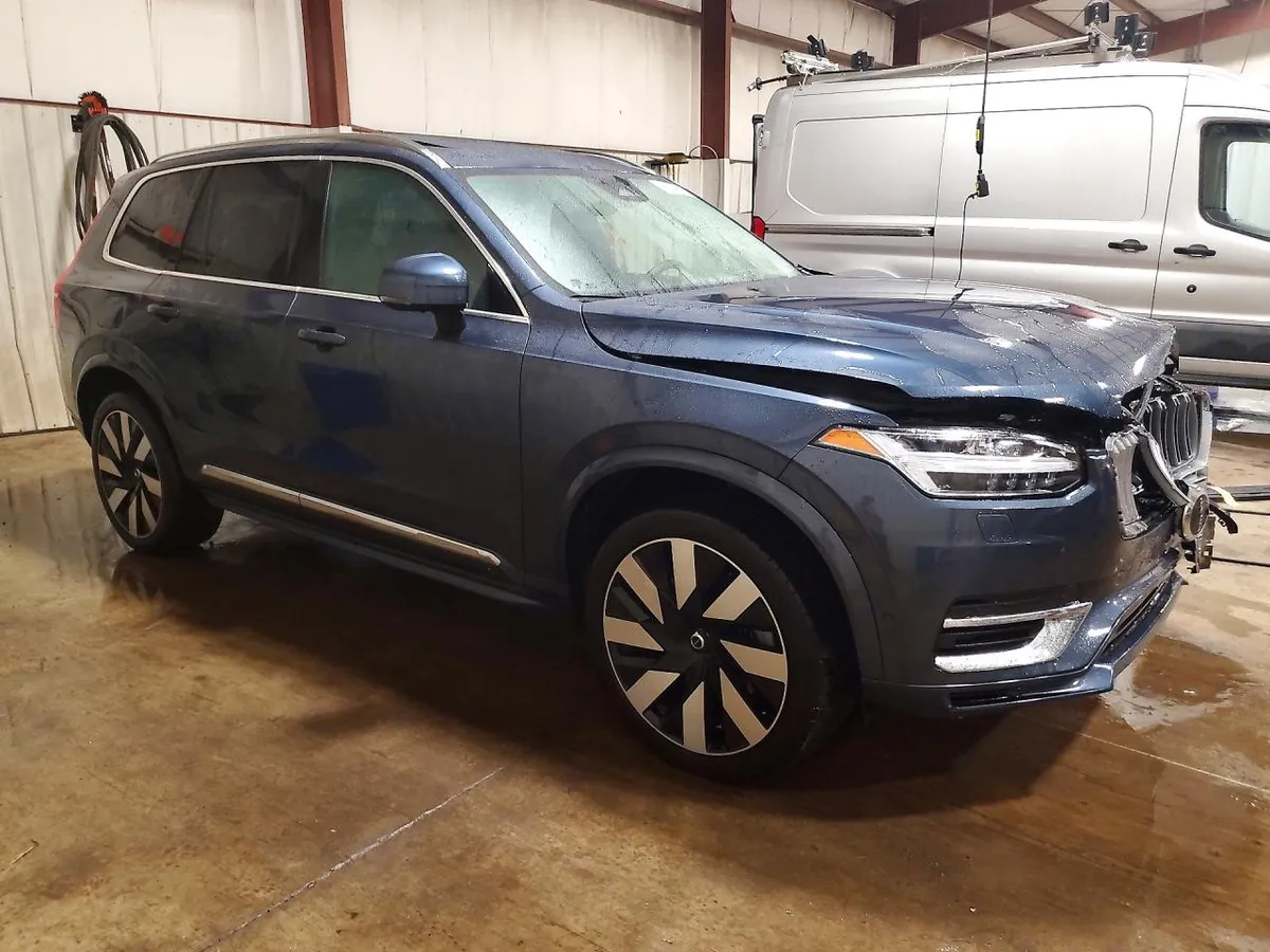 VOLVO XC90 ВЕНТИЛЯЦИЯ И ПОДОГРЕВЫ СИДЕНИЙ ПАНОРАМА ПРЕМИУМ-АКУСТИКА И ПОЛНЫЙ КОМПЛЕКТ СИСТЕМ БЕЗОПАСНОСТИ VOLVO 2023