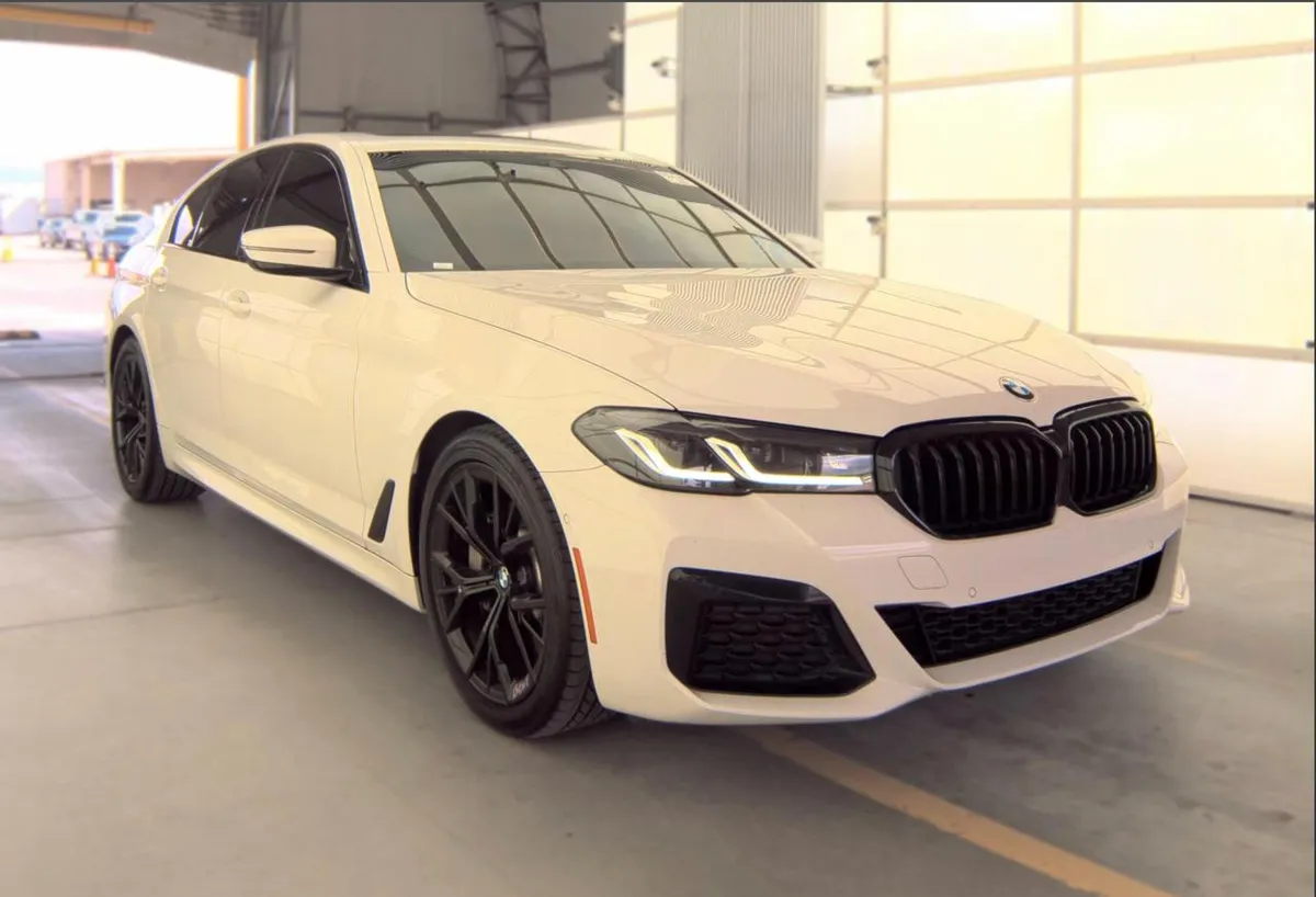 BMW 5 SERIES M SPORT LINE (ЗАВОДСКОЙ M-ПАКЕТ СПОРТИВНЫЙ РУЛЬ ЧЕРНЫЙ ДЕКОР СТИЛЬНЫЕ ЧЕРНЫЕ ДИСКИ) ЦВЕТ БЕЛЫЙ ПЕРЛА 2022