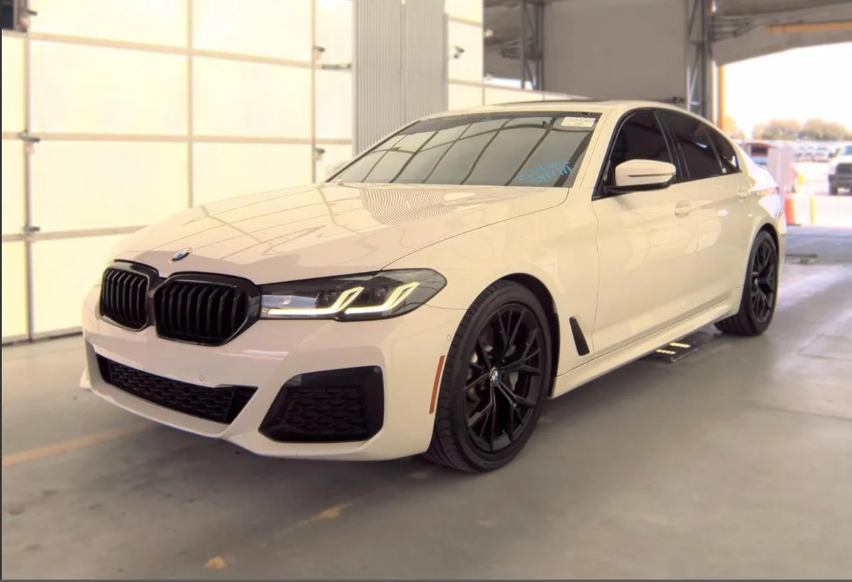 BMW 5 SERIES M SPORT LINE (ЗАВОДСКОЙ M-ПАКЕТ СПОРТИВНЫЙ РУЛЬ ЧЕРНЫЙ ДЕКОР СТИЛЬНЫЕ ЧЕРНЫЕ ДИСКИ) ЦВЕТ БЕЛЫЙ ПЕРЛА 2022