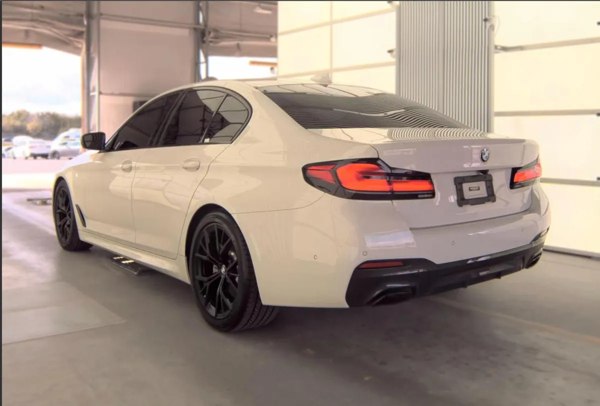 BMW 5 SERIES M SPORT LINE (ЗАВОДСКОЙ M-ПАКЕТ СПОРТИВНЫЙ РУЛЬ ЧЕРНЫЙ ДЕКОР СТИЛЬНЫЕ ЧЕРНЫЕ ДИСКИ) ЦВЕТ БЕЛЫЙ ПЕРЛА 2022