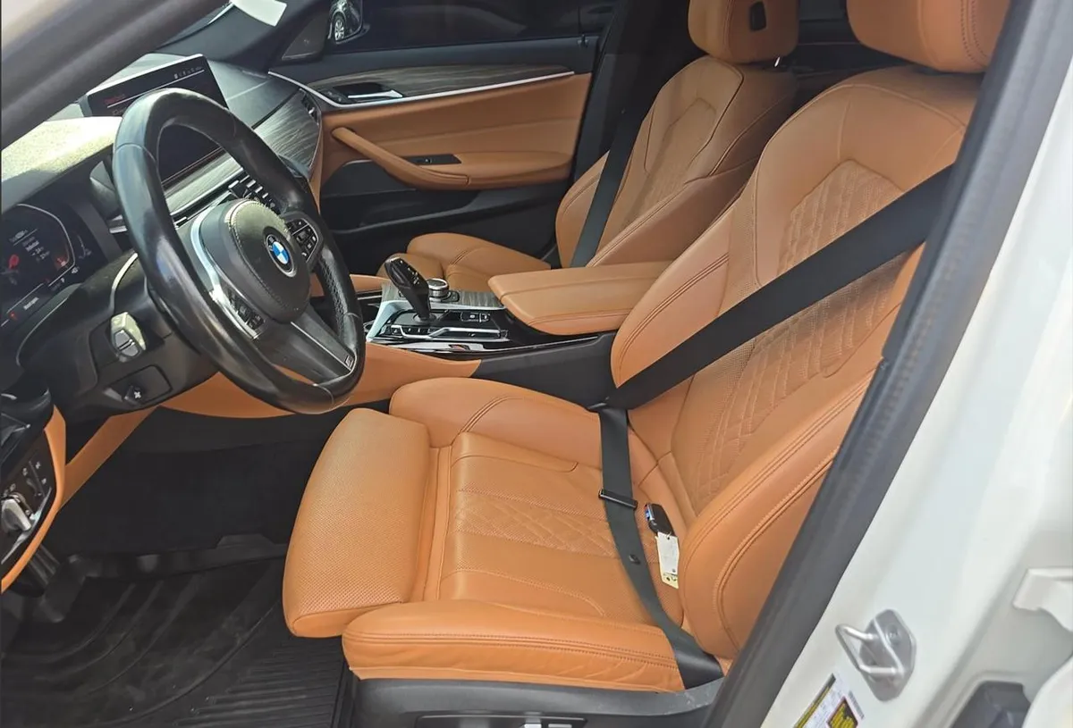 BMW 5 SERIES M SPORT LINE (ЗАВОДСКОЙ M-ПАКЕТ СПОРТИВНЫЙ РУЛЬ ЧЕРНЫЙ ДЕКОР СТИЛЬНЫЕ ЧЕРНЫЕ ДИСКИ) ЦВЕТ БЕЛЫЙ ПЕРЛА 2022