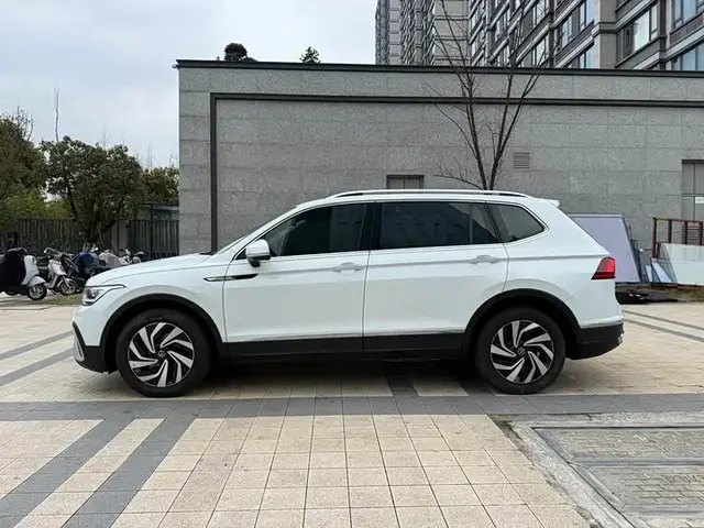 VOLKSWAGEN TIGUAN L ПРОБЕГ 40 000 КМ ДЛЯ 2023 ГОДА ЭТО ОТЛИЧНЫЙ ПОКАЗАТЕЛЬ ДВИГАТЕЛЬ ТОЛЬКО РАЗОГРЕЛСЯ 2023