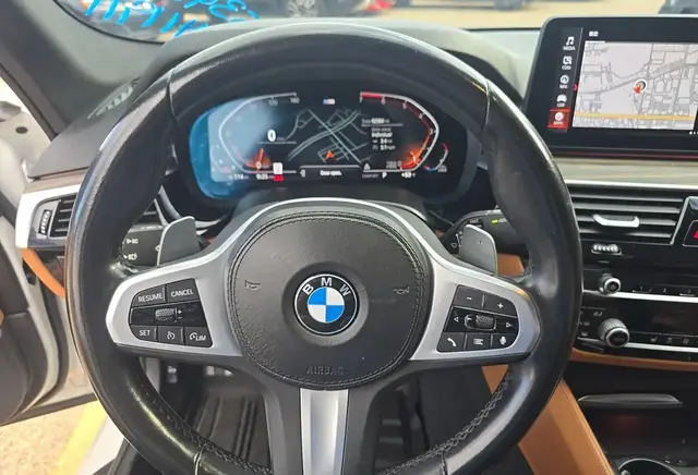 BMW 5 SERIES M SPORT LINE (ЗАВОДСКОЙ M-ПАКЕТ СПОРТИВНЫЙ РУЛЬ ЧЕРНЫЙ ДЕКОР СТИЛЬНЫЕ ЧЕРНЫЕ ДИСКИ) ЦВЕТ БЕЛЫЙ ПЕРЛА 2022