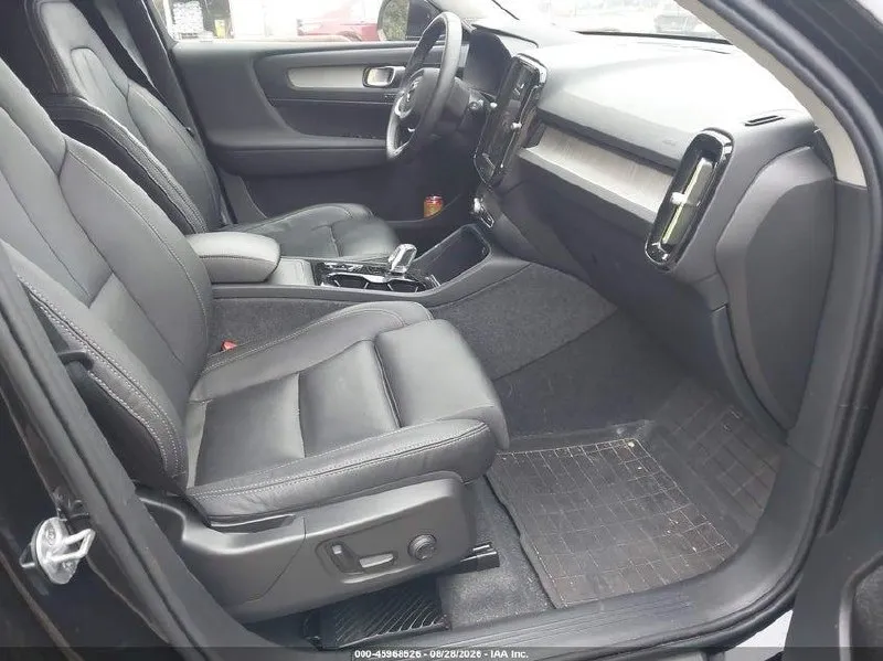VOLVO XC40 B5 PLUS BRIGHT THEME 2024