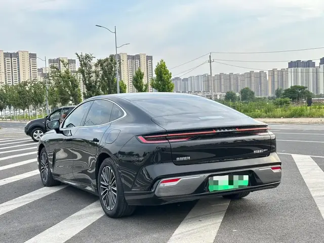 GEELY STAR 8 PHEV 2025