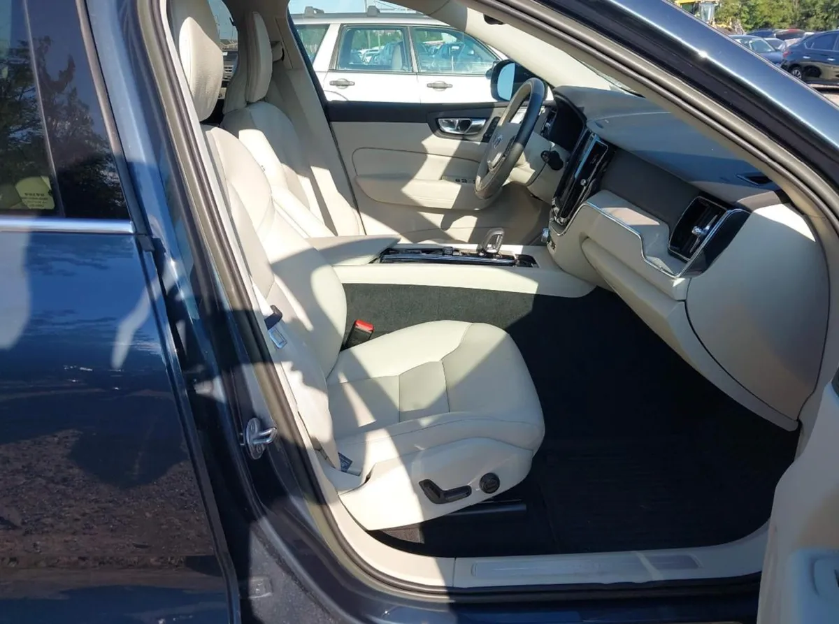 VOLVO XC60 RECHARGE PLUG-IN HYBRID 2023