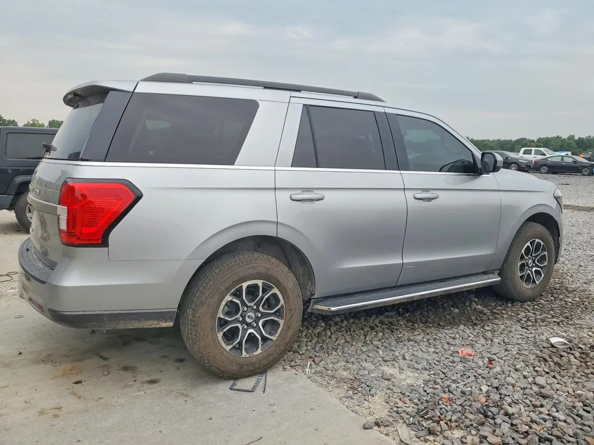 FORD EXPEDITION XLT 2023