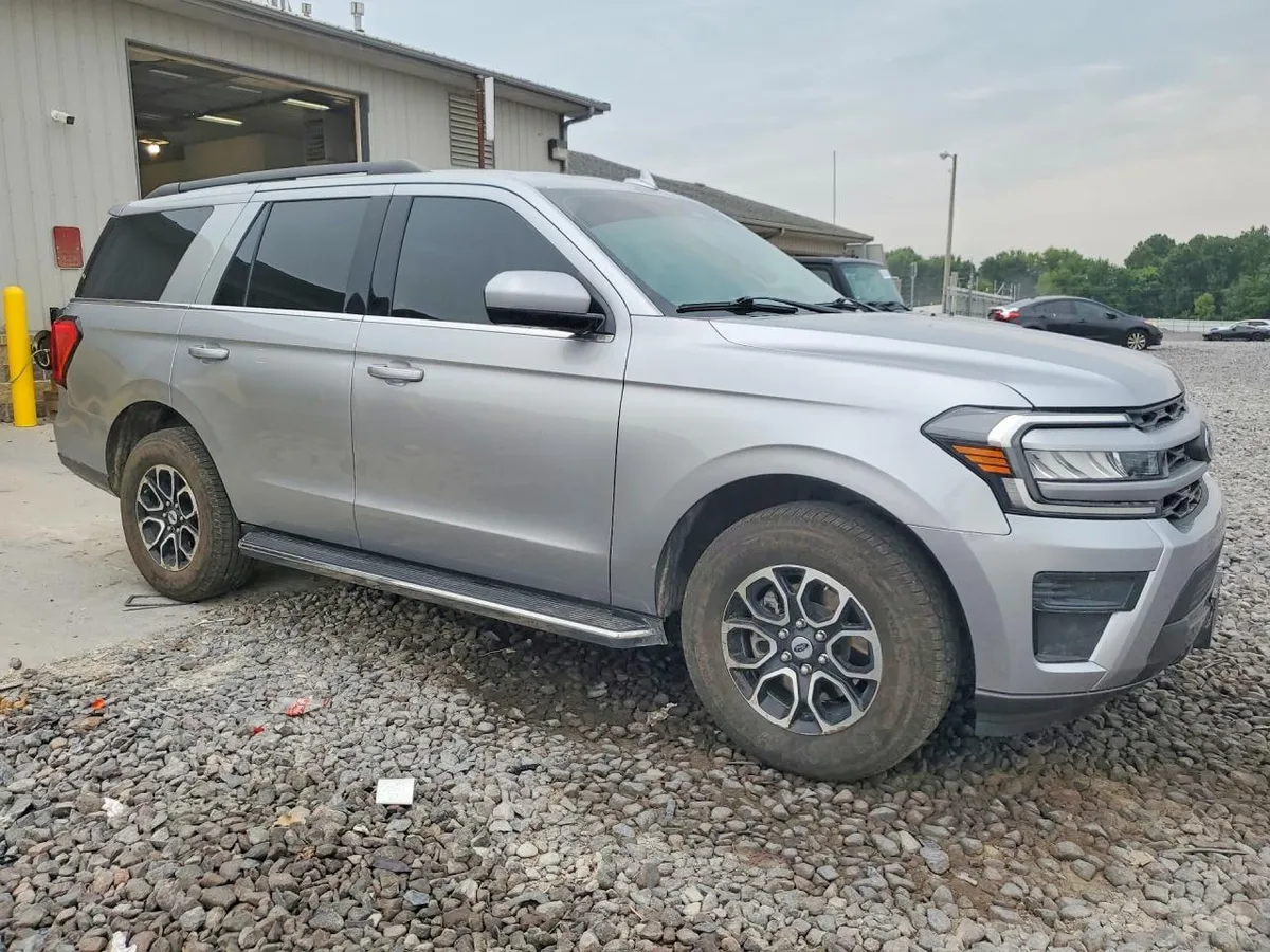 FORD EXPEDITION XLT 2023