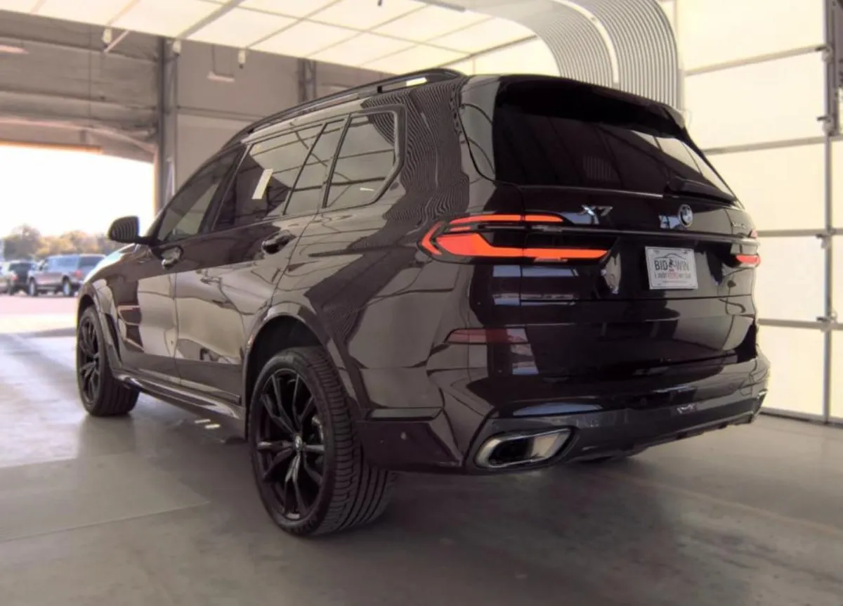 BMW X7 SPORTS ACTIVITY VEHICLE 2023