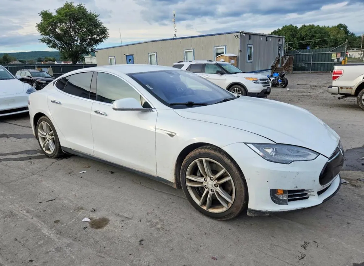TESLA MODEL S 2015