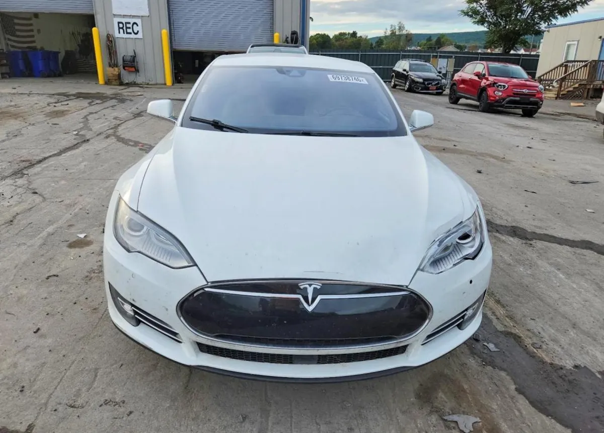 TESLA MODEL S 2015