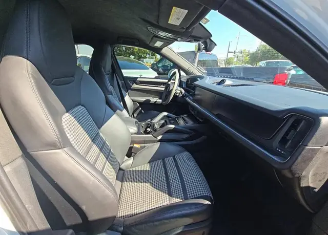 PORSCHE CAYENNE COUPE 2024