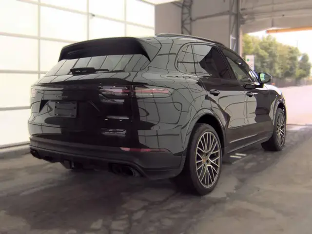 PORSCHE CAYENNE PLATINUM EDITION 2023
