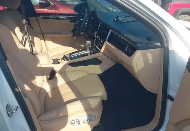 PORSCHE MACAN T 2025