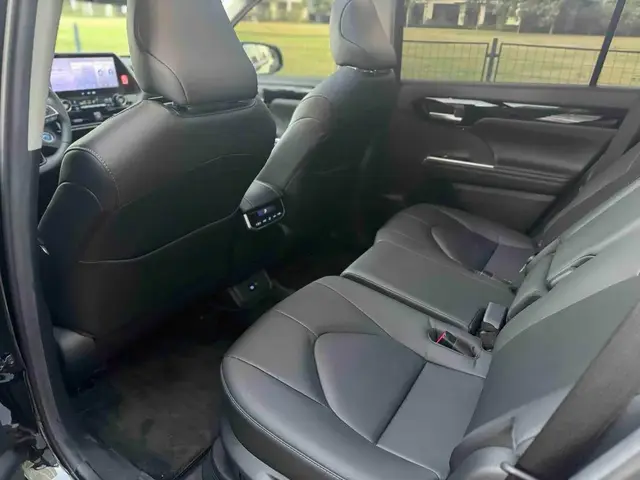 TOYOTA HIGHLANDER PREMIUM 7-SEATER 2022