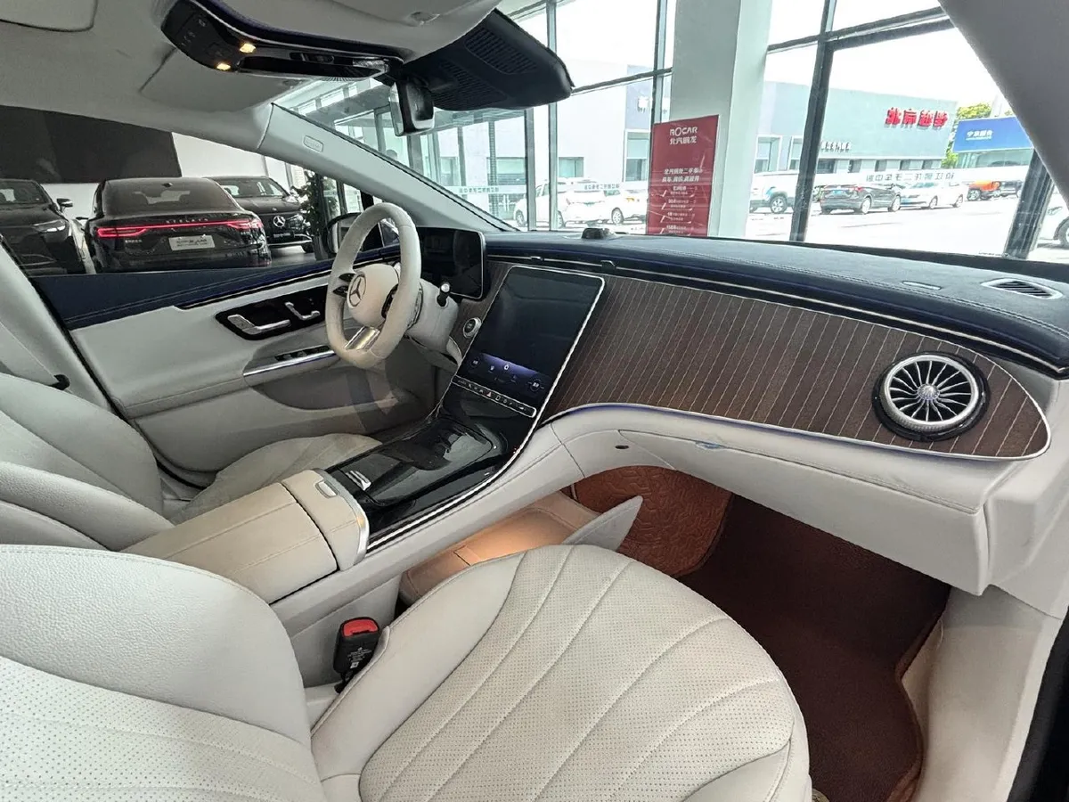 MERCEDES-BENZ EQE LUXURY 2024
