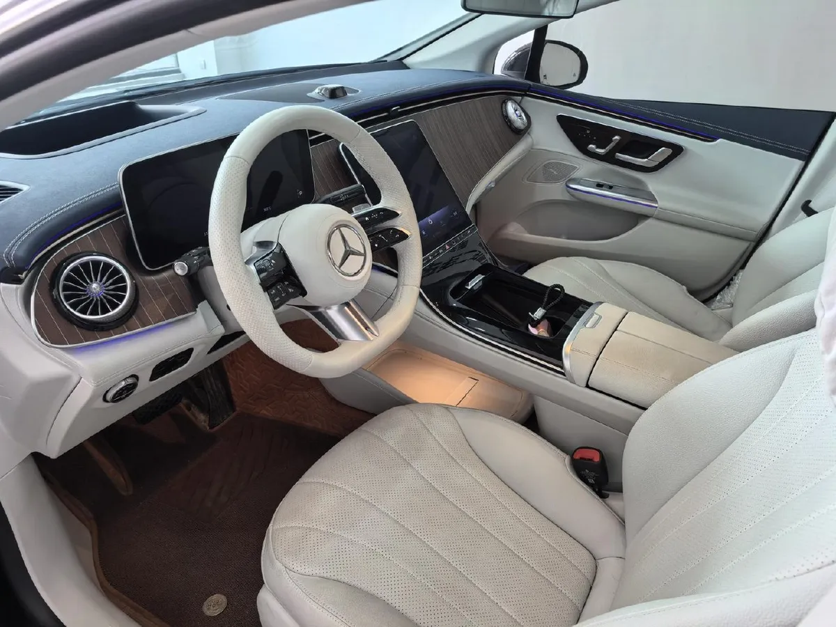 MERCEDES-BENZ EQE LUXURY 2024