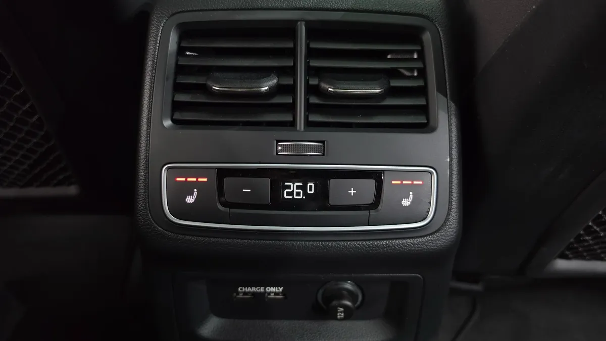 AUDI A4B9 PREMIUM 2023