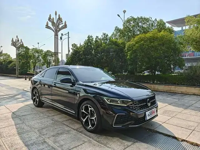 VOLKSWAGEN PASSAT LUXURY 2023