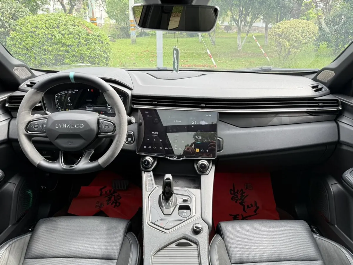 LYNK & CO 01 DARK 01 AWD DARK EDITION 2022