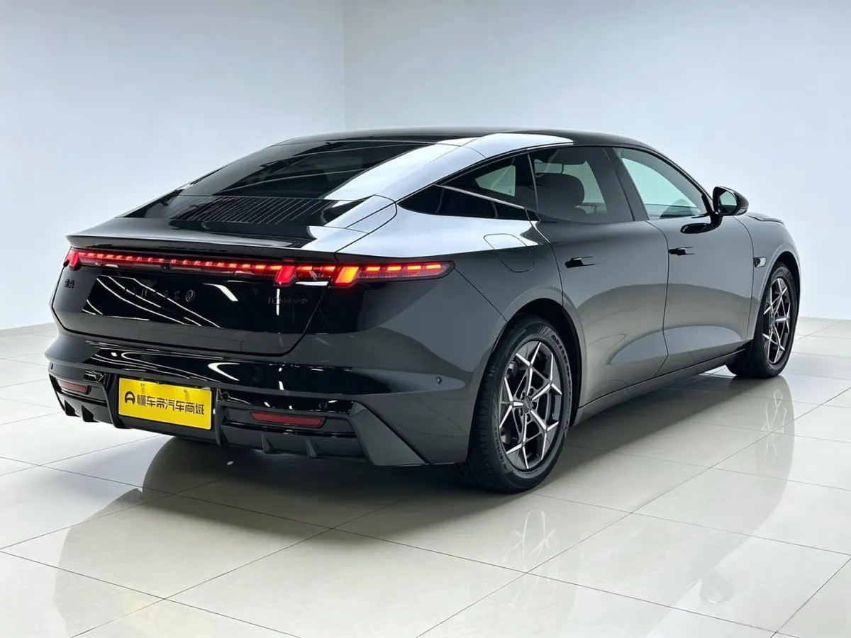 LYNK & CO 10 EM-P 120 AWD 2025