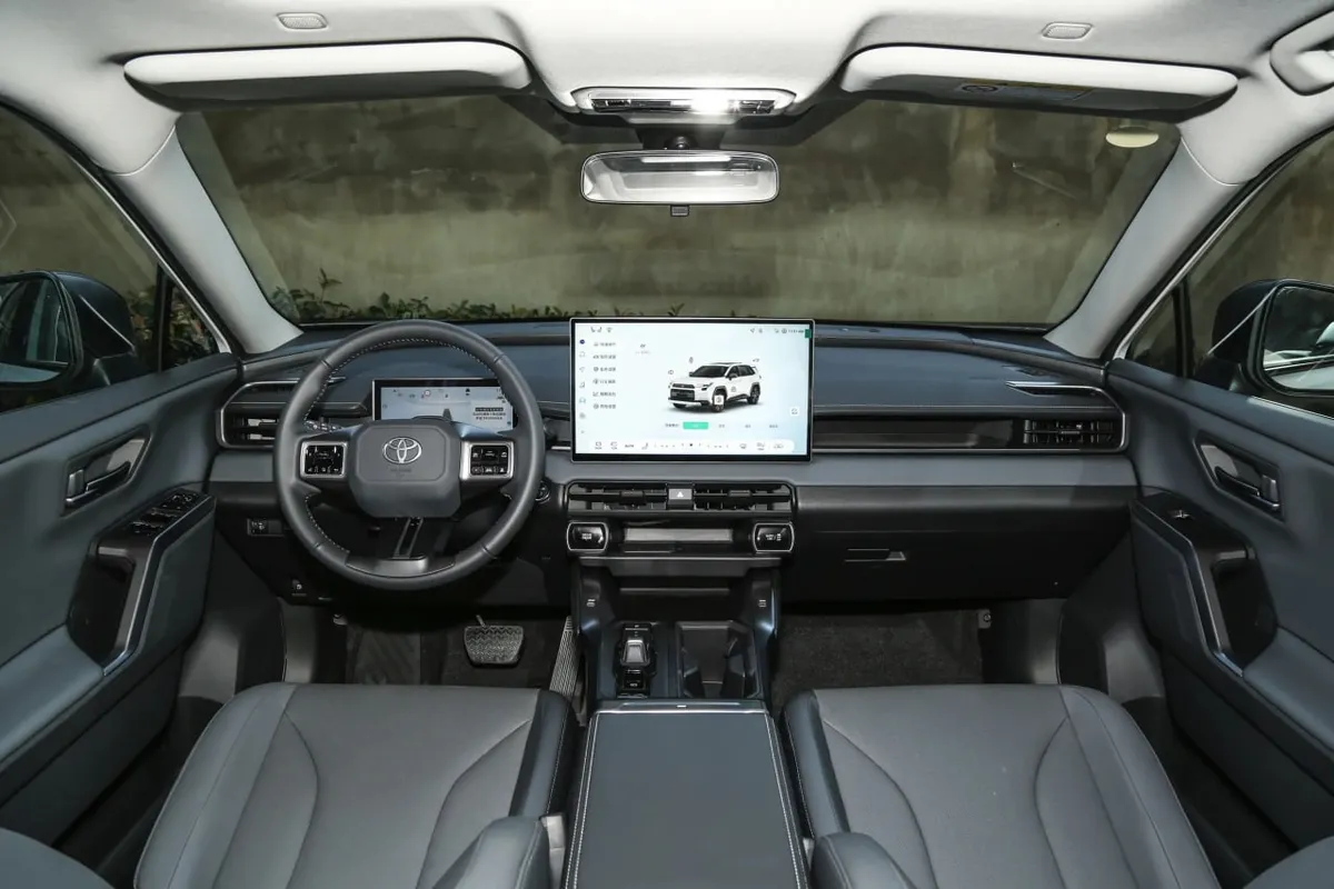 TOYOTA RAV4 LUXURY 2026