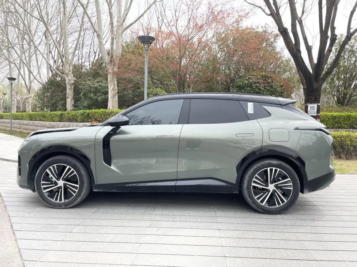 LYNK & CO 08 EM-P 2023