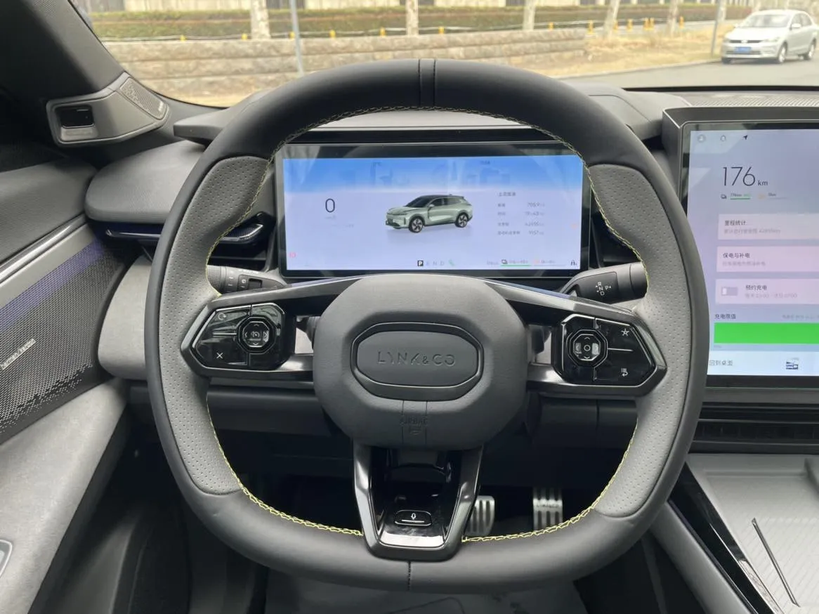 LYNK & CO 08 EM-P 2023