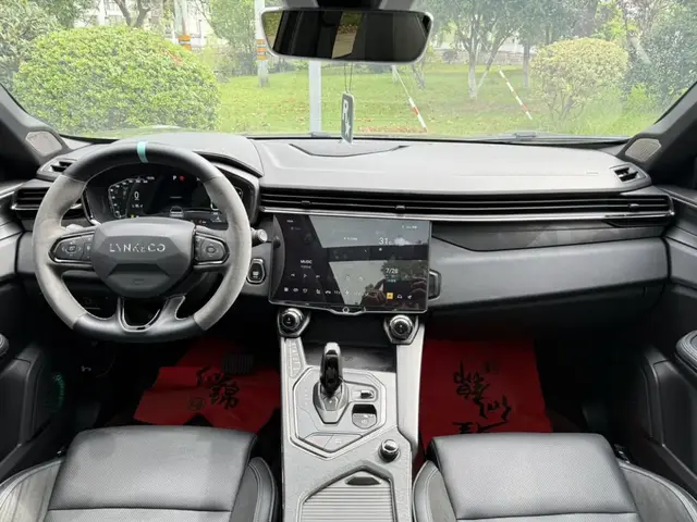LYNK & CO 01 DARK 01 AWD DARK EDITION 2022
