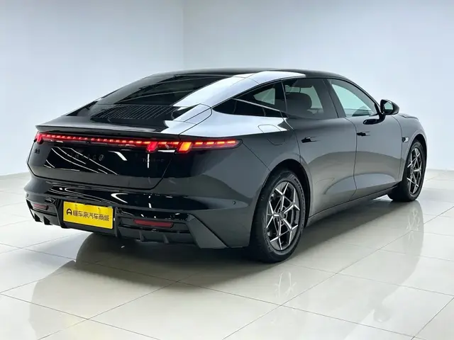 LYNK & CO 10 EM-P 120 AWD 2025