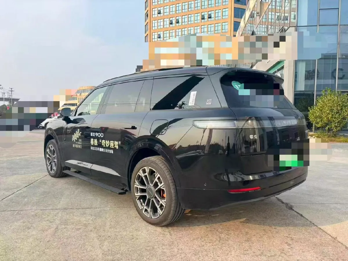 LYNK & CO 900 2025