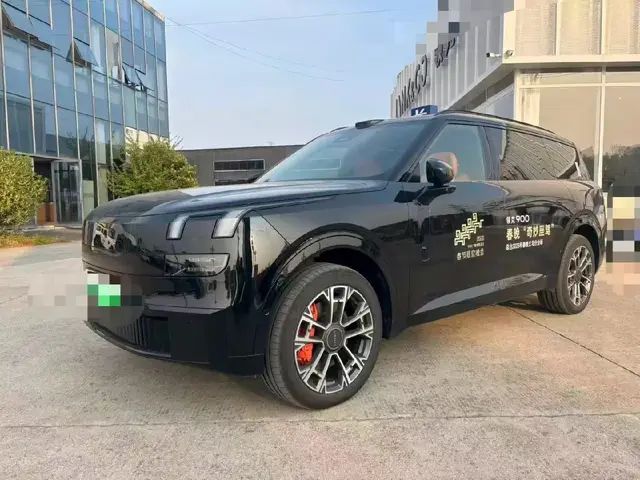 LYNK & CO 900 2025