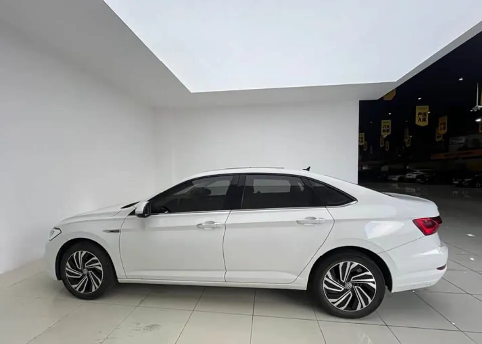 VOLKSWAGEN SAGITAR 2022