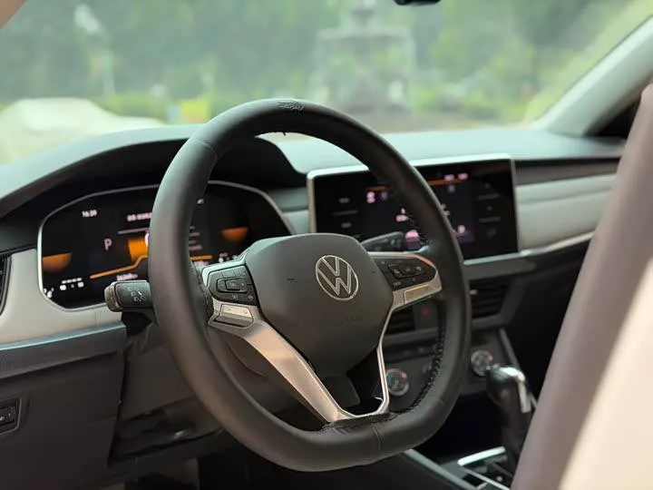 VOLKSWAGEN BORA 200TSI DSG COMFORT 2023