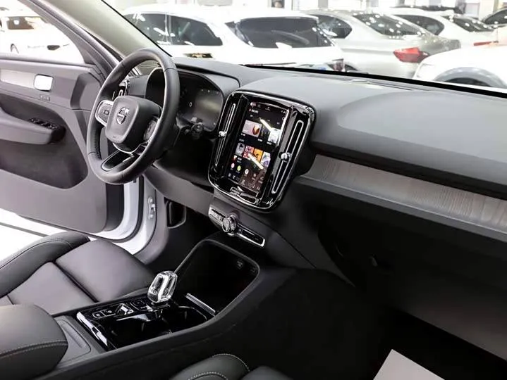 VOLVO XC40 LUXURY 2023