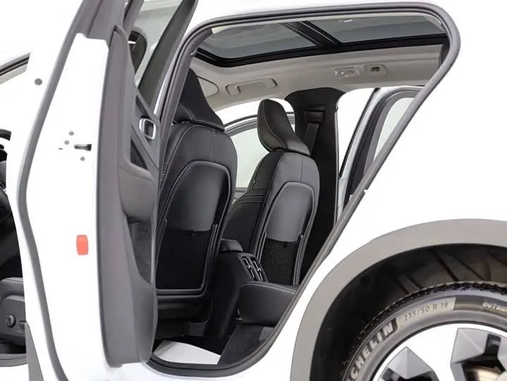 VOLVO XC40 LUXURY 2023