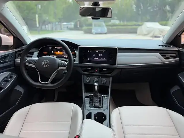 VOLKSWAGEN BORA 200TSI DSG COMFORT 2023